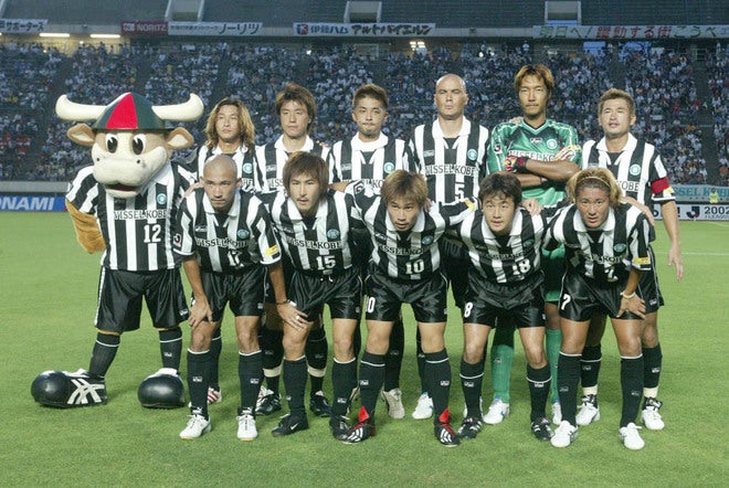 画像】チームの歴史が一目でわかる！ヴィッセル神戸の「歴代集合写真