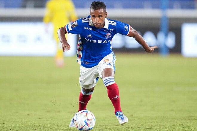 わかってても止められない」横浜エウベルの“70m級”ドリブルが話題