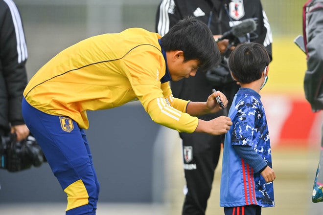 PHOTO】新トレーニングウェアで登場！久保、冨安、三笘ら日本代表が