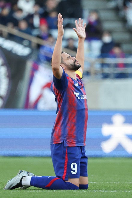 PHOTO】涙の現役ラストマッチ！交代時には両チームの花道で送り出され