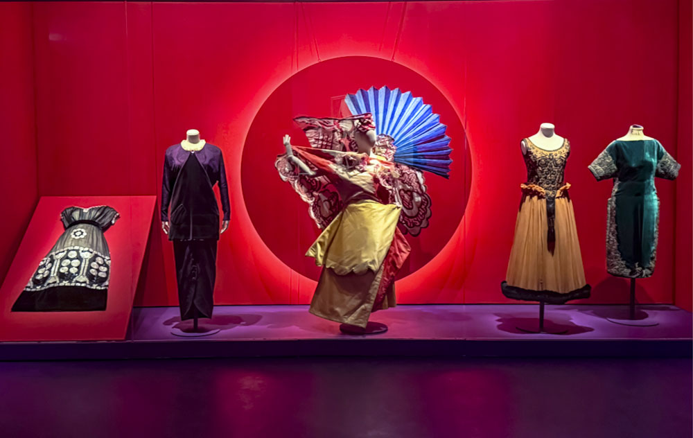 ポール・ポワレ、ファッションは祝祭」展、120年前にファッション