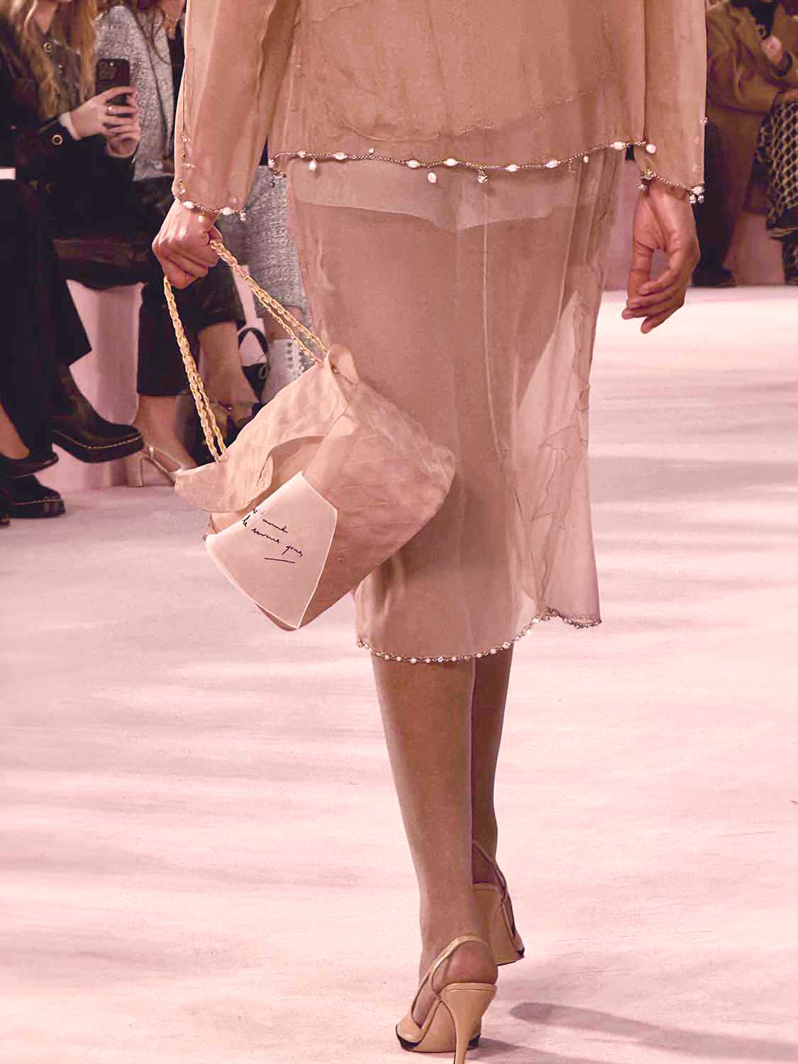 シャネル、マチュー・ブレイジー初のオートクチュールが幻想の森から