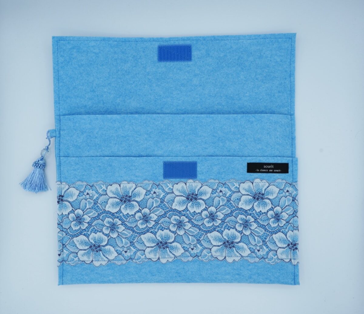 フェルトレースPCケース水色（Macbook air対応）タッセル付き | sourit