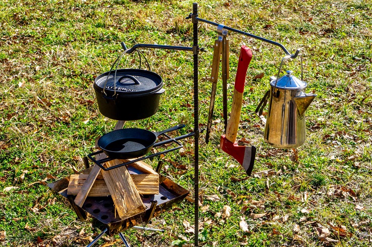 焚き火ハンガーで焚火周りをオシャレに快適に！トングなどのツールを