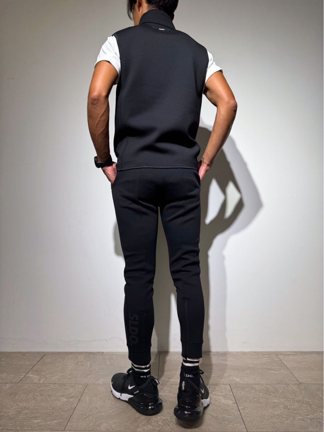 ライト ダブルニットベスト 3D SHADOW LOGO/BLACK (UNISEX) – SLDO.