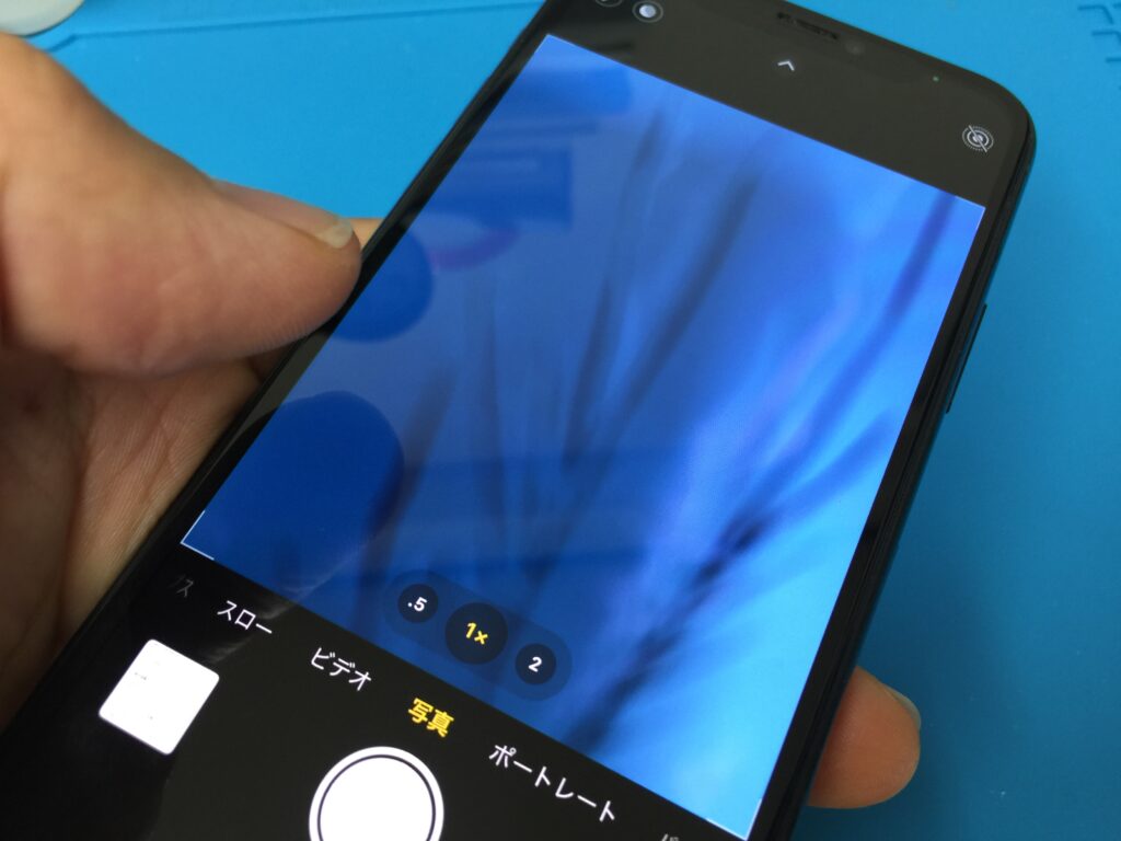 iPhone 11 Pro のリアカメラを起動すると画面にレンズのひび割れが写り