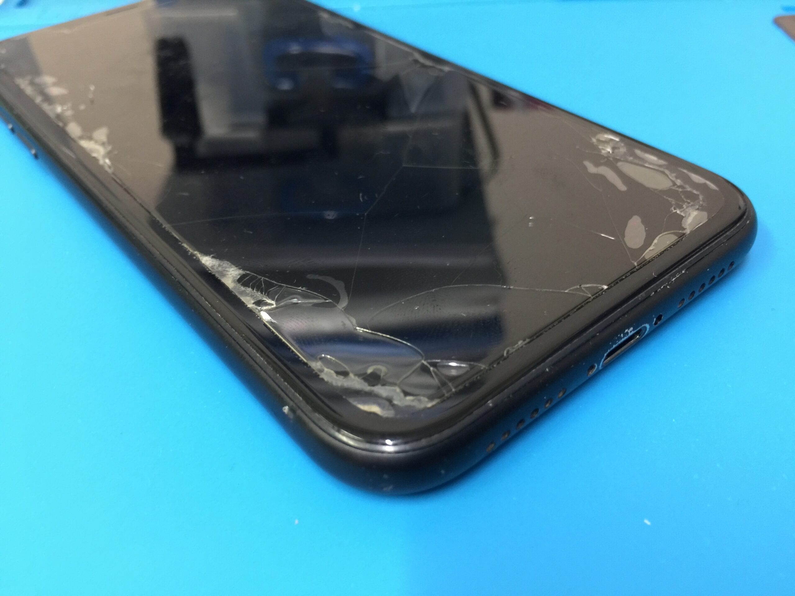 iPhoneXRのカメラレンズ割れと撮影する時に黒い斑点が無数に出て焦点が