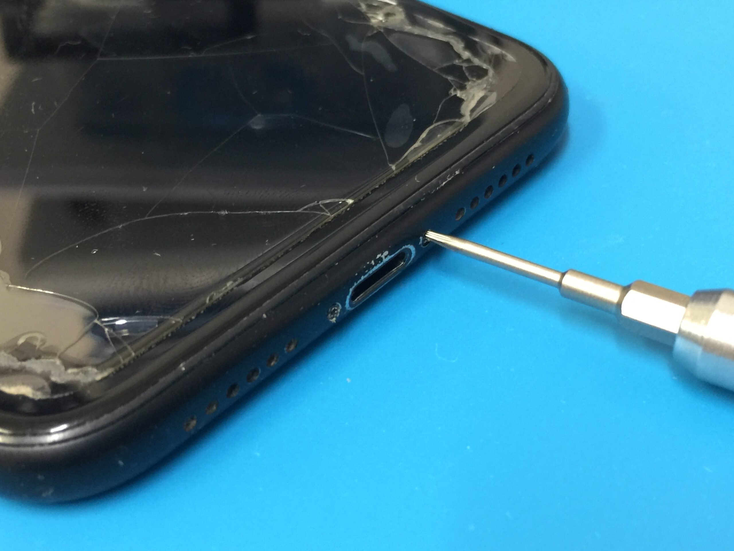 iPhoneXRのカメラレンズ割れと撮影する時に黒い斑点が無数に出て焦点が