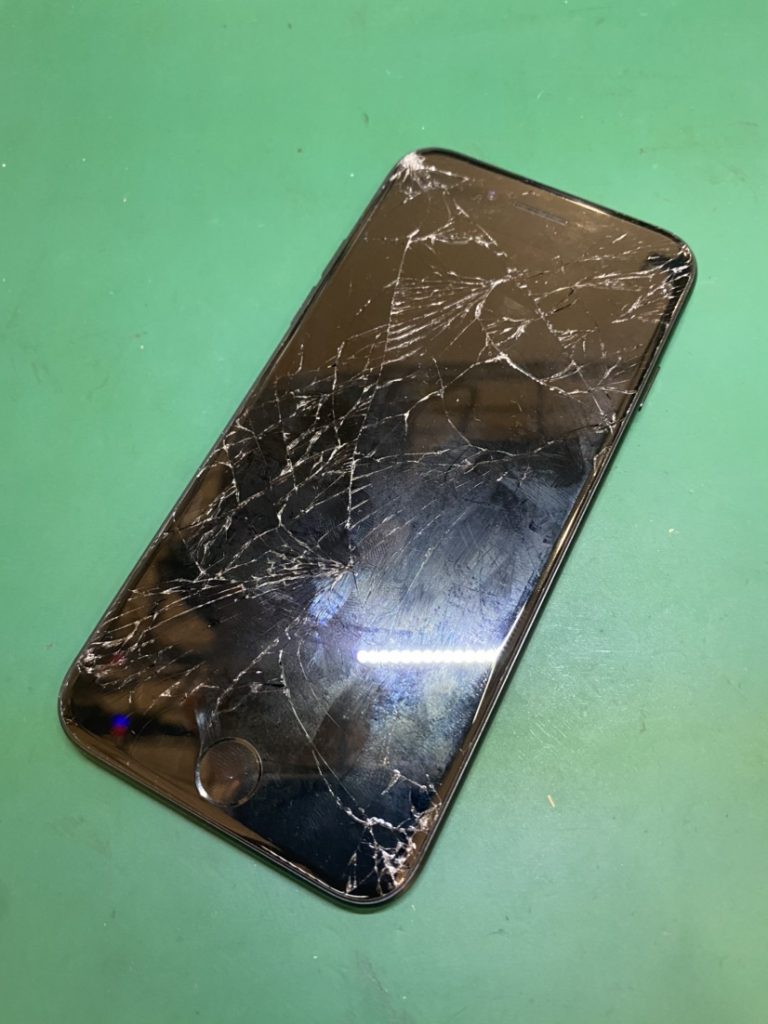 iPhone 8の画面は真っ暗だが電源はついている？アラームが鳴る？この