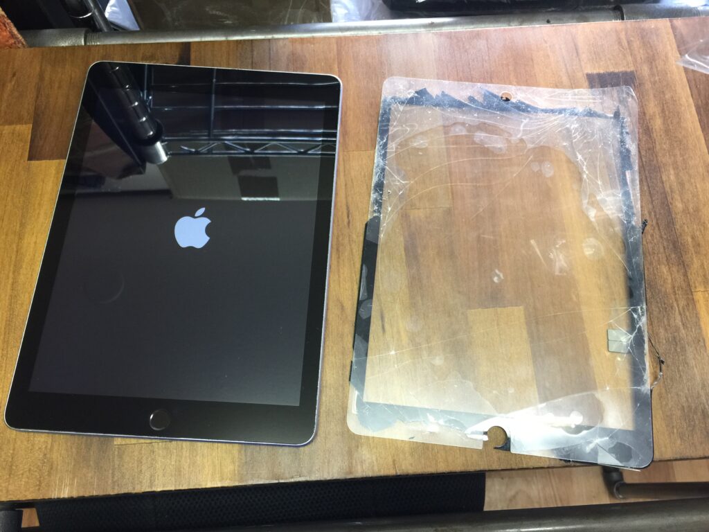 iPad 6 黒】画面が割れてガラスの破片が飛び散って本体内部が見える