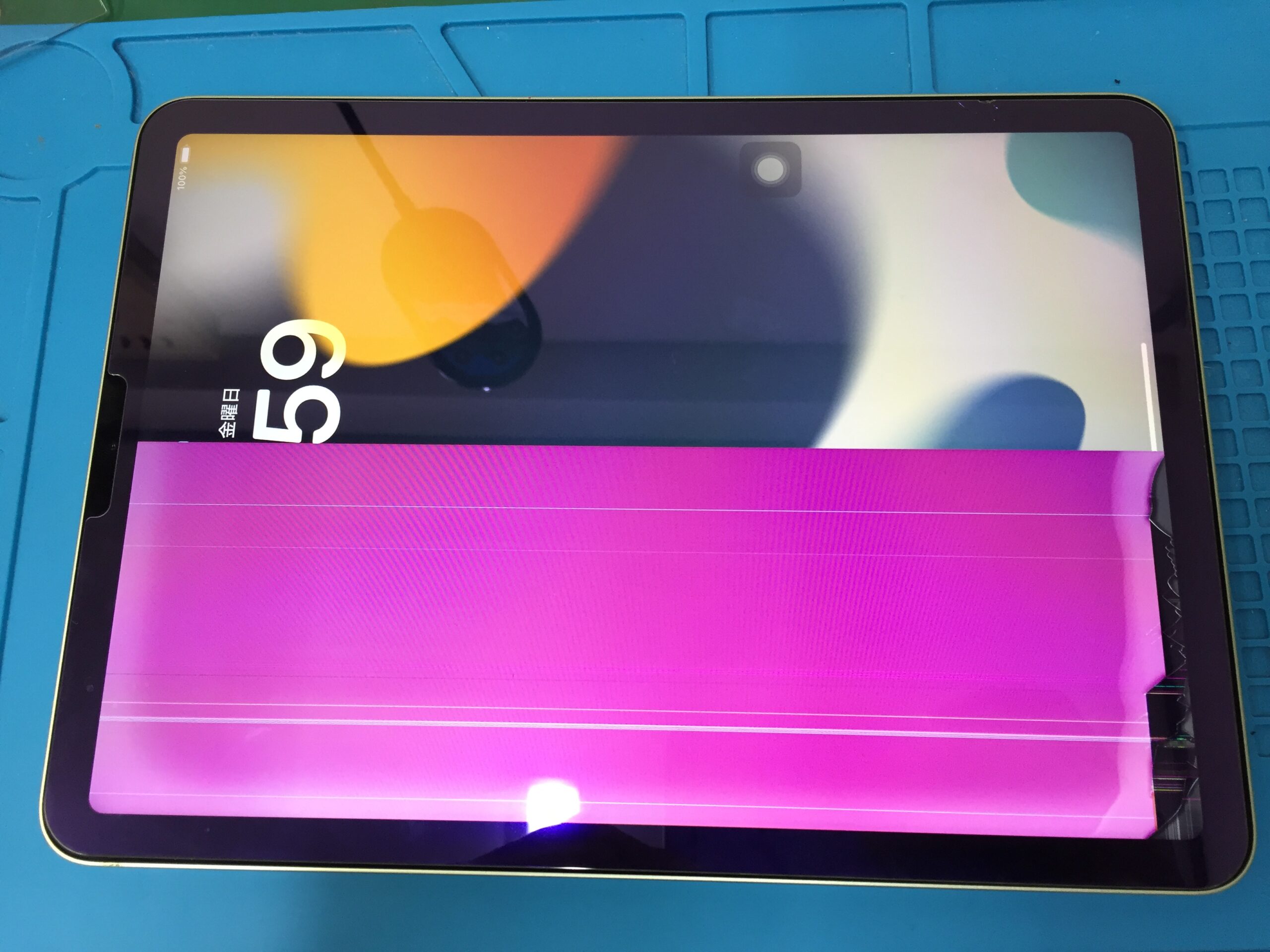 iPad Air 4の画面左半分がピンク色になって見えなくなってしまった症状