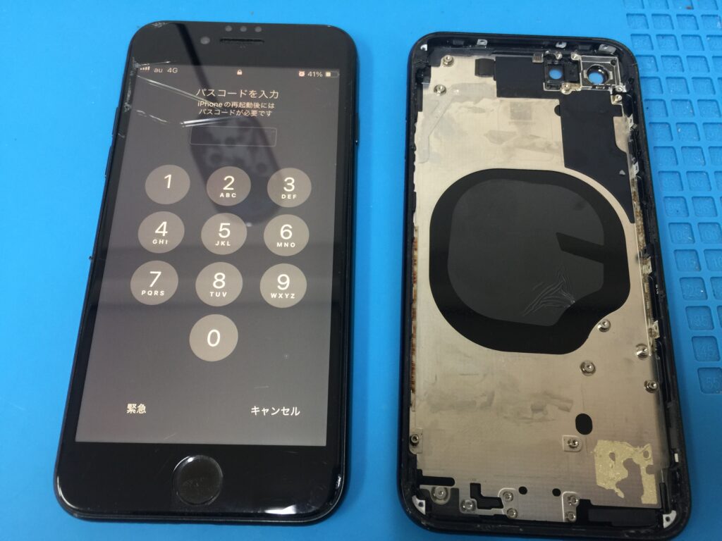 iPhoneSE2ブラックの背面ひび割れはバックパネル交換で対応できます