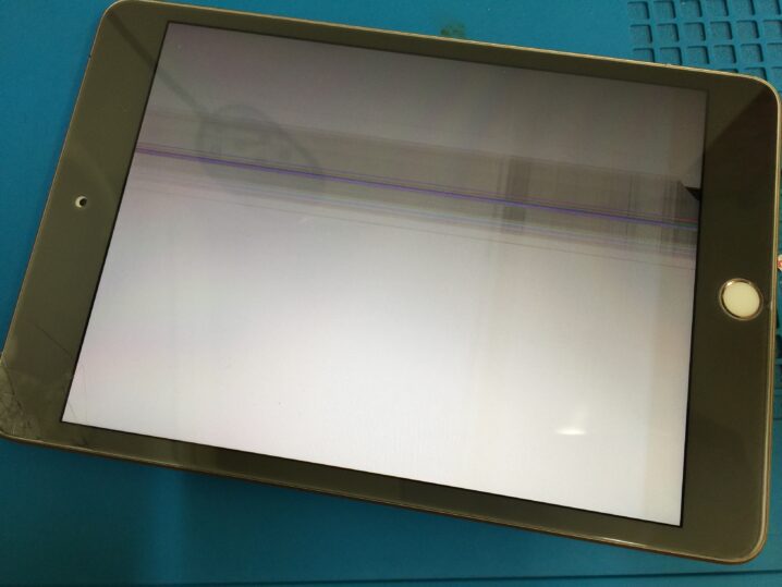 iPad mini 5 の液晶画面が真っ白で全体が見えなくなった状態 - FLAT大宮