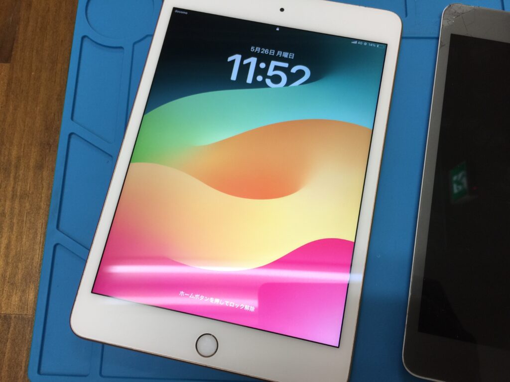 iPad mini 5 の液晶画面が真っ白で全体が見えなくなった状態 - FLAT大宮