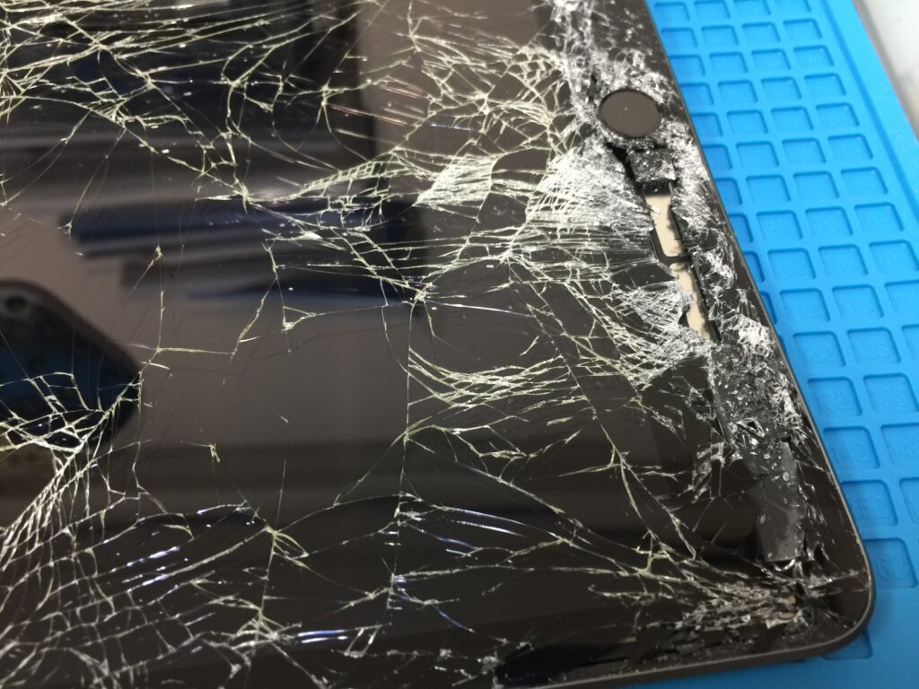 画面のガラスがバキバキにひび割れて穴が空いて本体内が見える状態の