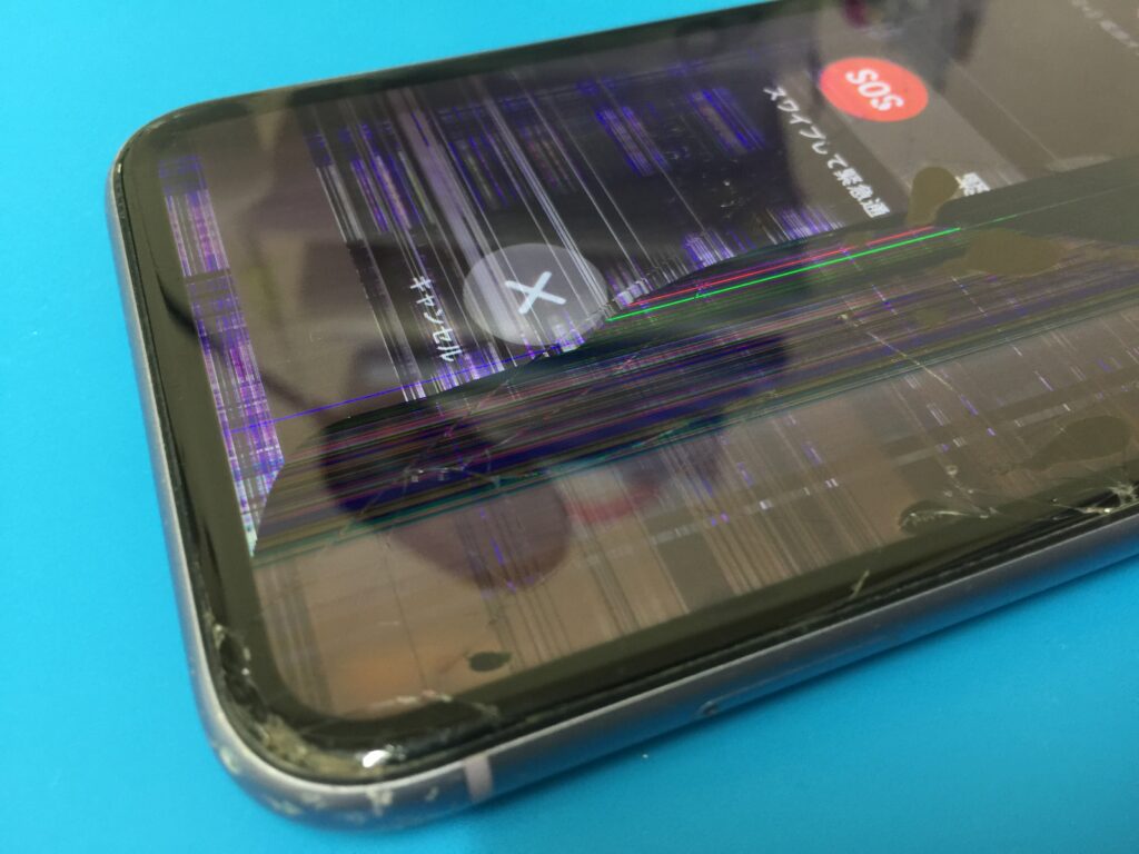 iPhone 11 液晶交換】ガラスひび割れと液晶に縦線や横線、黒いシミなど