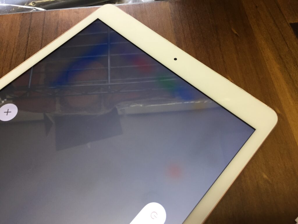 iPad 7 ガラス割れ】画面全体がひび割れて右上の白い部分に穴が空いて