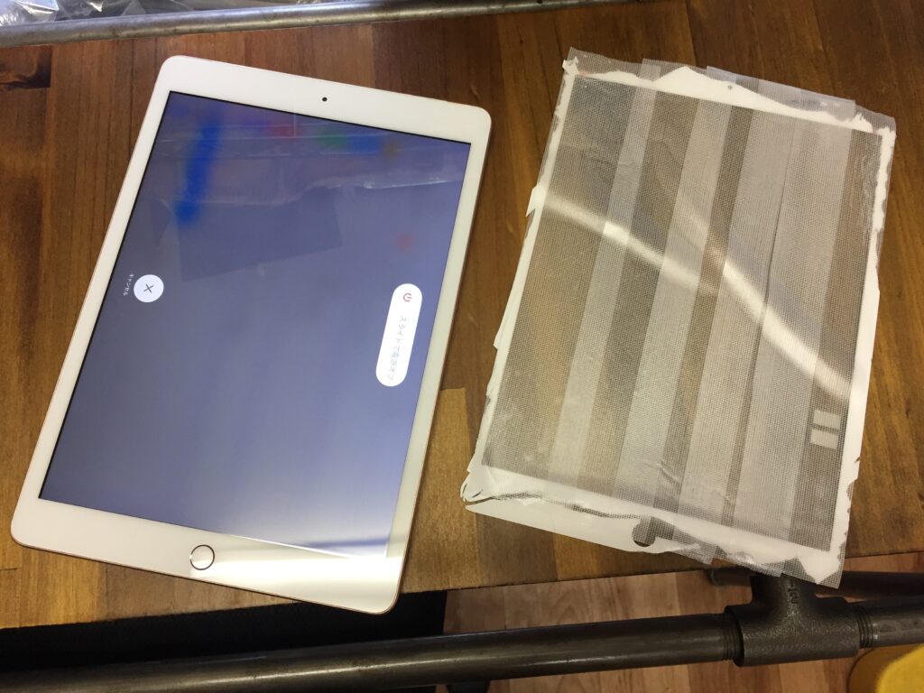 iPad 7 ガラス割れ】画面全体がひび割れて右上の白い部分に穴が空いて