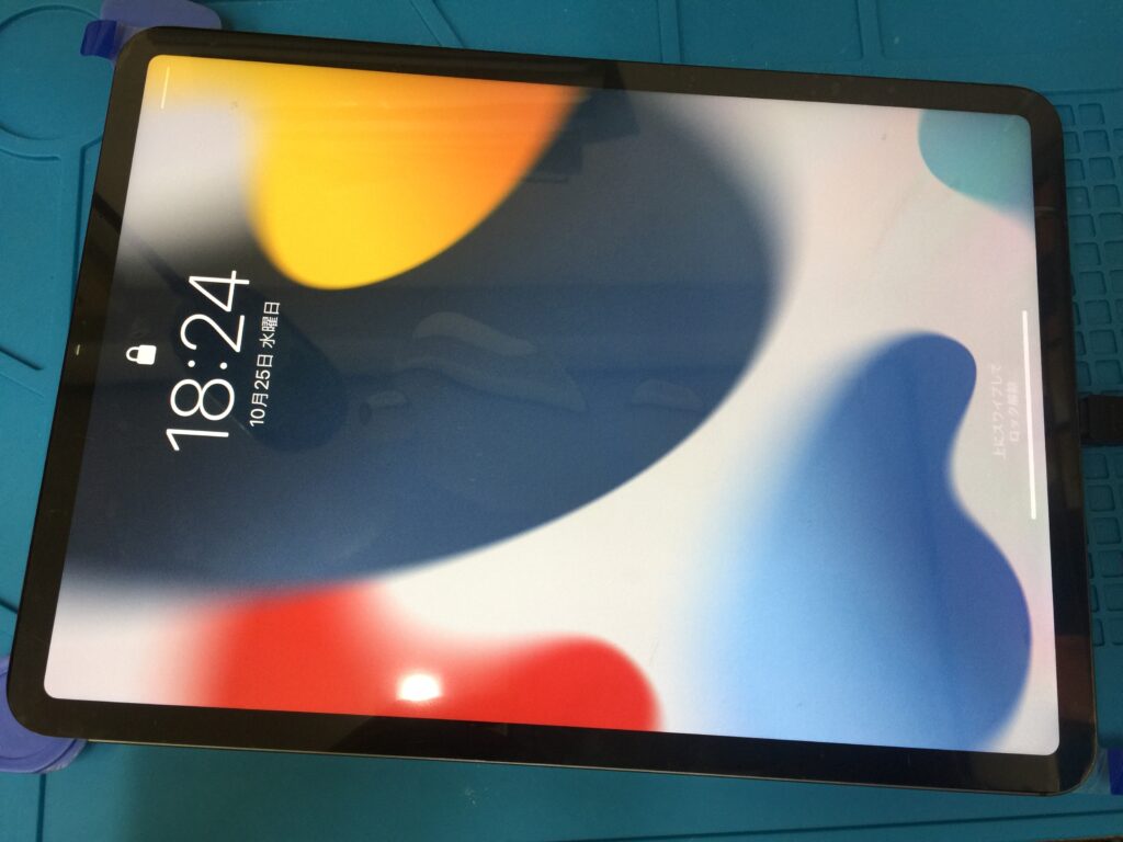 iPad Pro 11インチ初代】画面下のガラスが激しく割れて穴が空いて中が