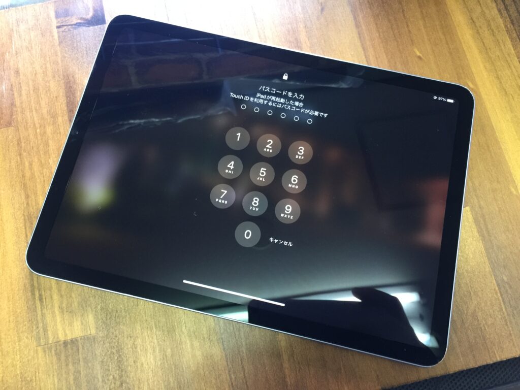 iPad Air 4 を角から落として画面がひび割れた状態を液晶交換修理しま