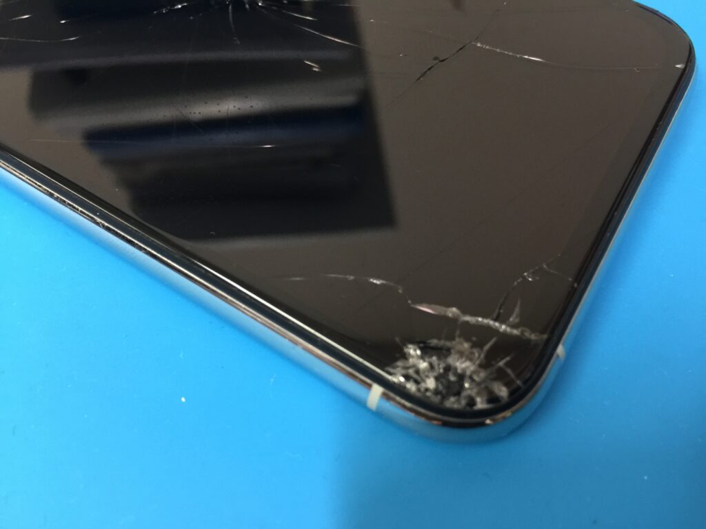 iPhone 11 Pro 】画面のガラスがひび割れて本体が熱を持つ気がするので