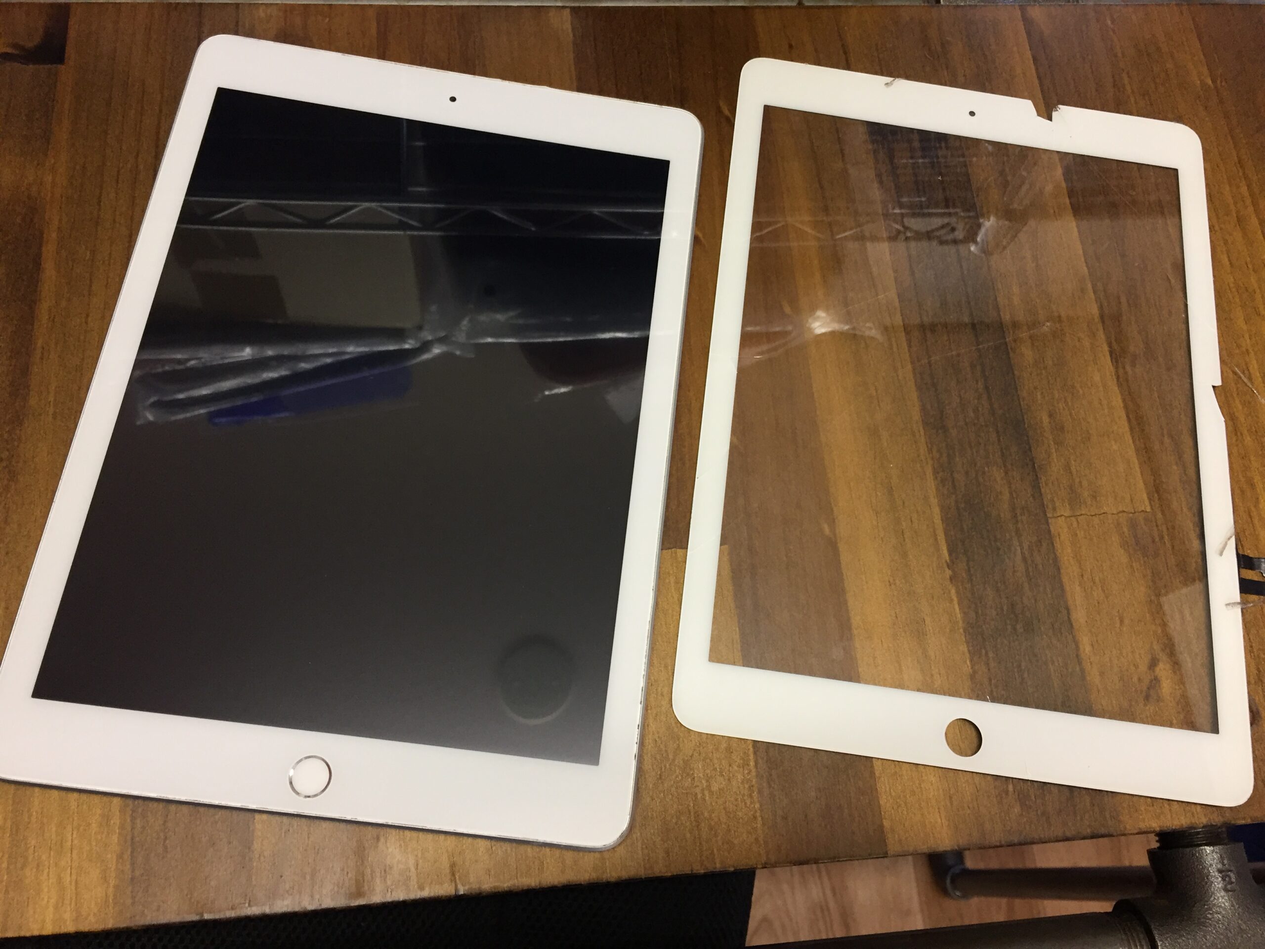 画面ひび割れだけで液晶表示やタッチ操作が正常な状態のiPad 5 の