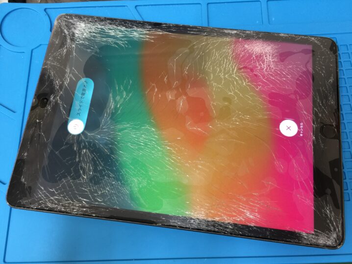 iPad 7 画面割れ】画面全体がバキバキに割れてしまったiPad 7 の