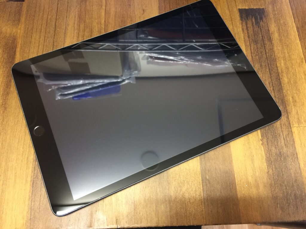 iPad 7 画面割れ】画面全体がバキバキに割れてしまったiPad 7 の
