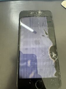 iPhoneSE第三世代】重度の画面割れと液晶漏れも即日修理が可能です