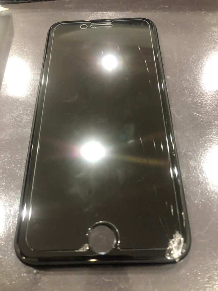 iPhone SE（第二世代）のフチが割れてしまった画面を交換修理しました