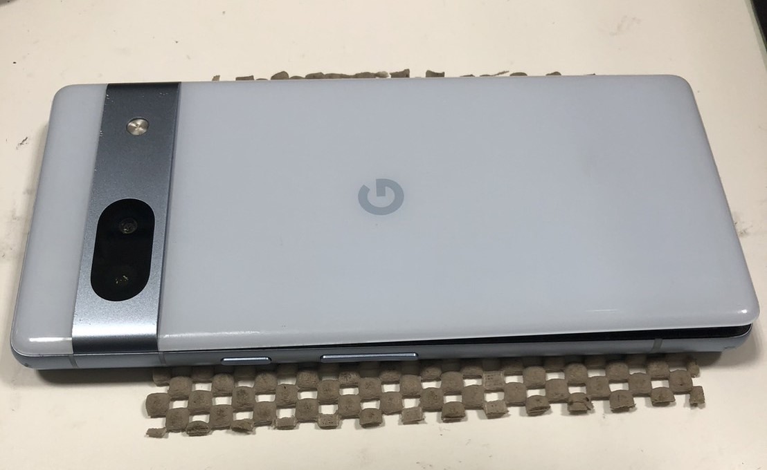 Google Pixel 7a】スマホのバックパネルが外れてる！？それってかなり