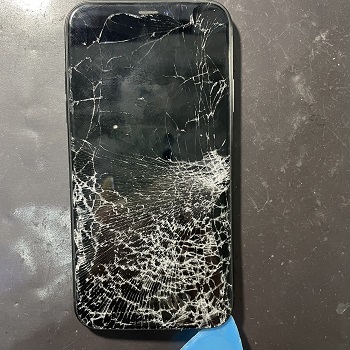 画面が粉々に割れたiPhone11でも画面交換でスッキリ綺麗に！ – ス