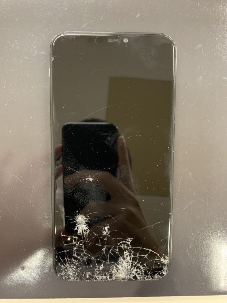 アイフォン11ProMAX】画面がバキバキに割れて映らなくなった