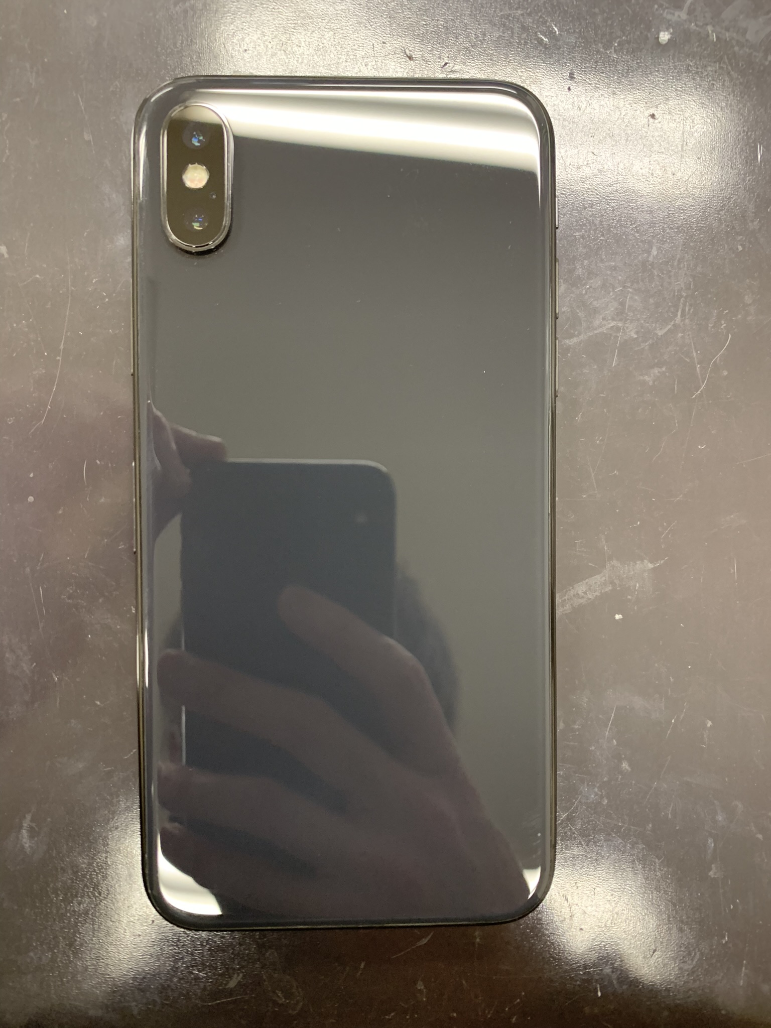 アイフォン 裏】背面が割れて中が見えているiPhoneXの背面ガラス修理