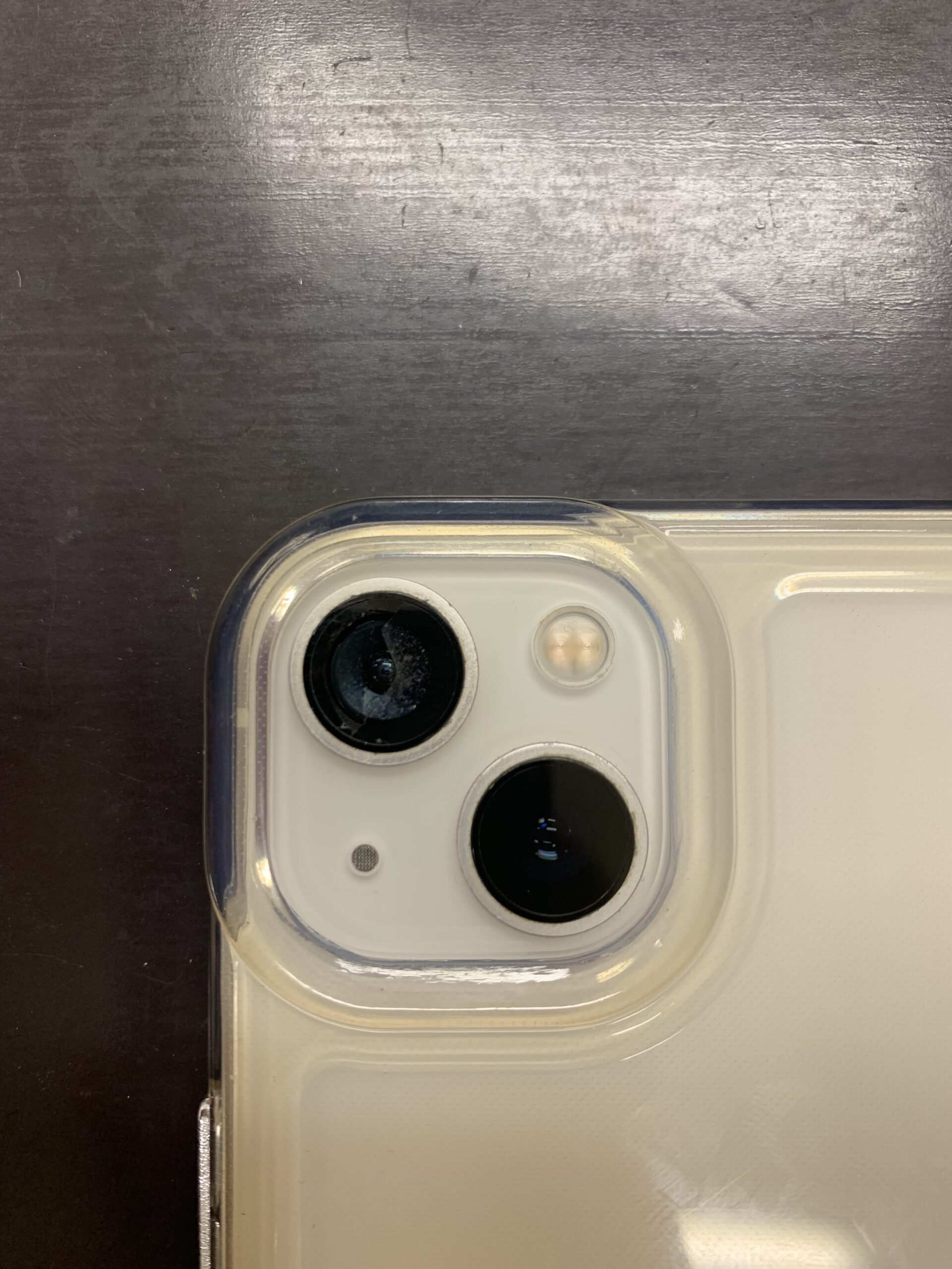 アイフォン】上側のレンズが半分くらい割れてしまったiPhone13のカメラ