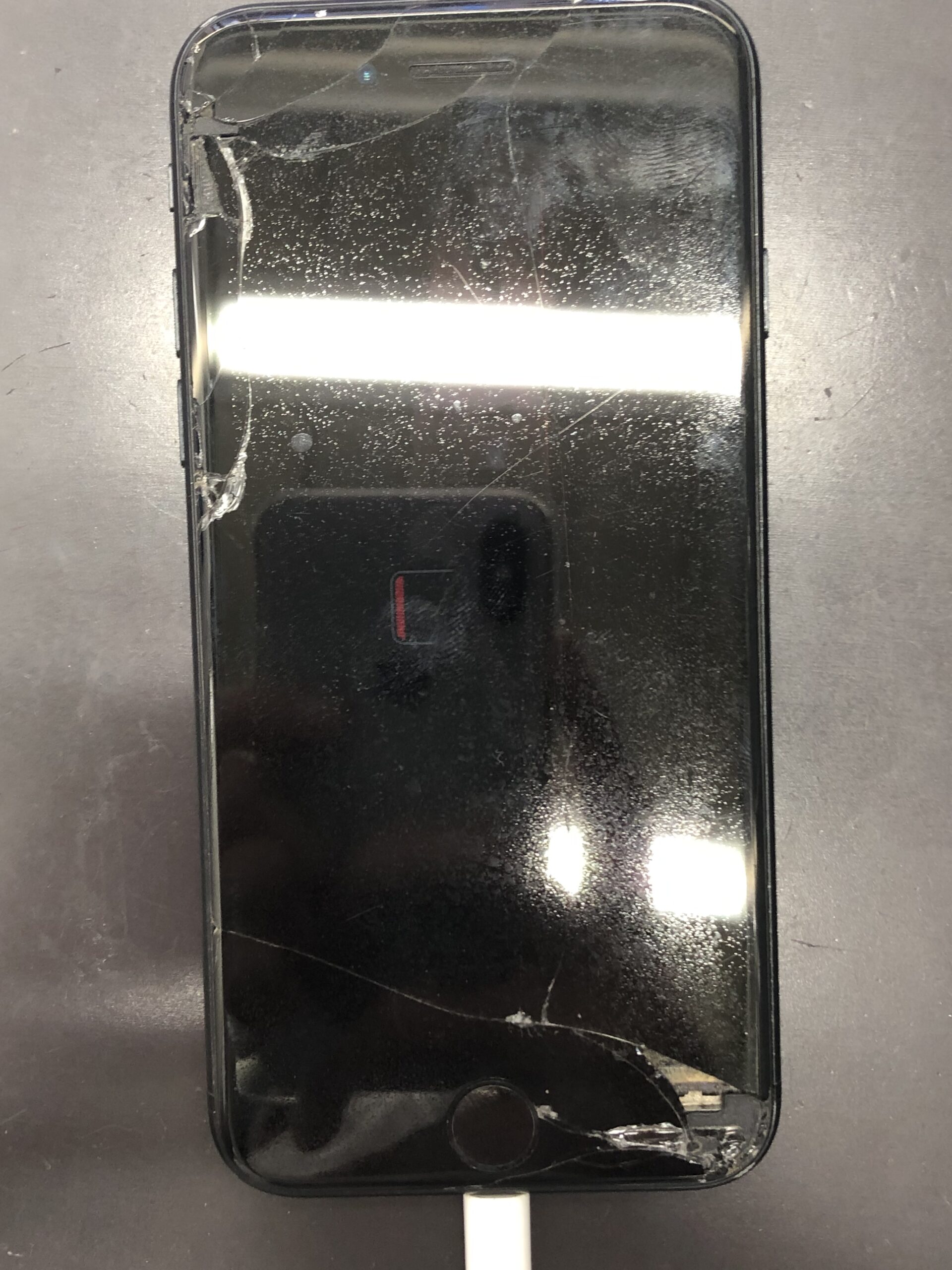 iPhoneSE2の画面が割れ液晶にじみ、タッチが不可能に。 – iPhone修理