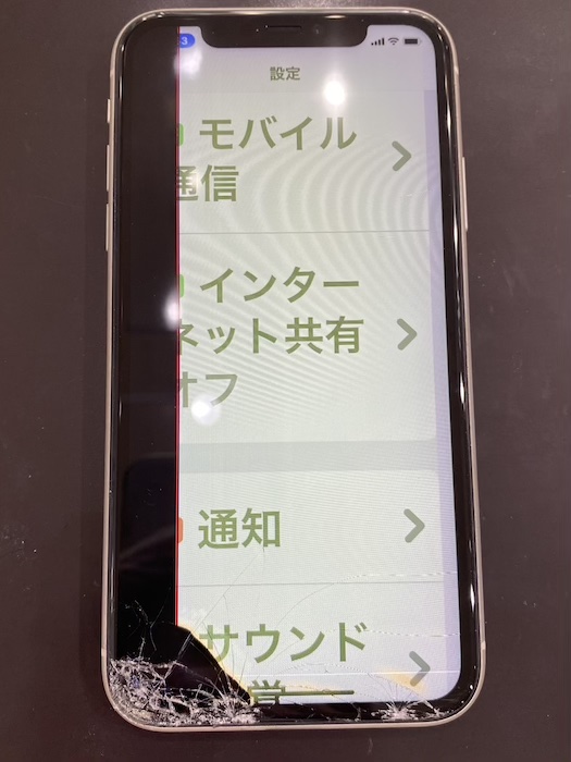 画面の半分が黒い】iPhone11を落として画面に黒いシミが・・・液晶修理