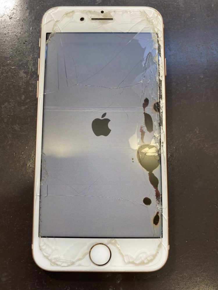 iPhone 8の画面が…諦めるにはまだ早い！ – スマップル北九州小倉店