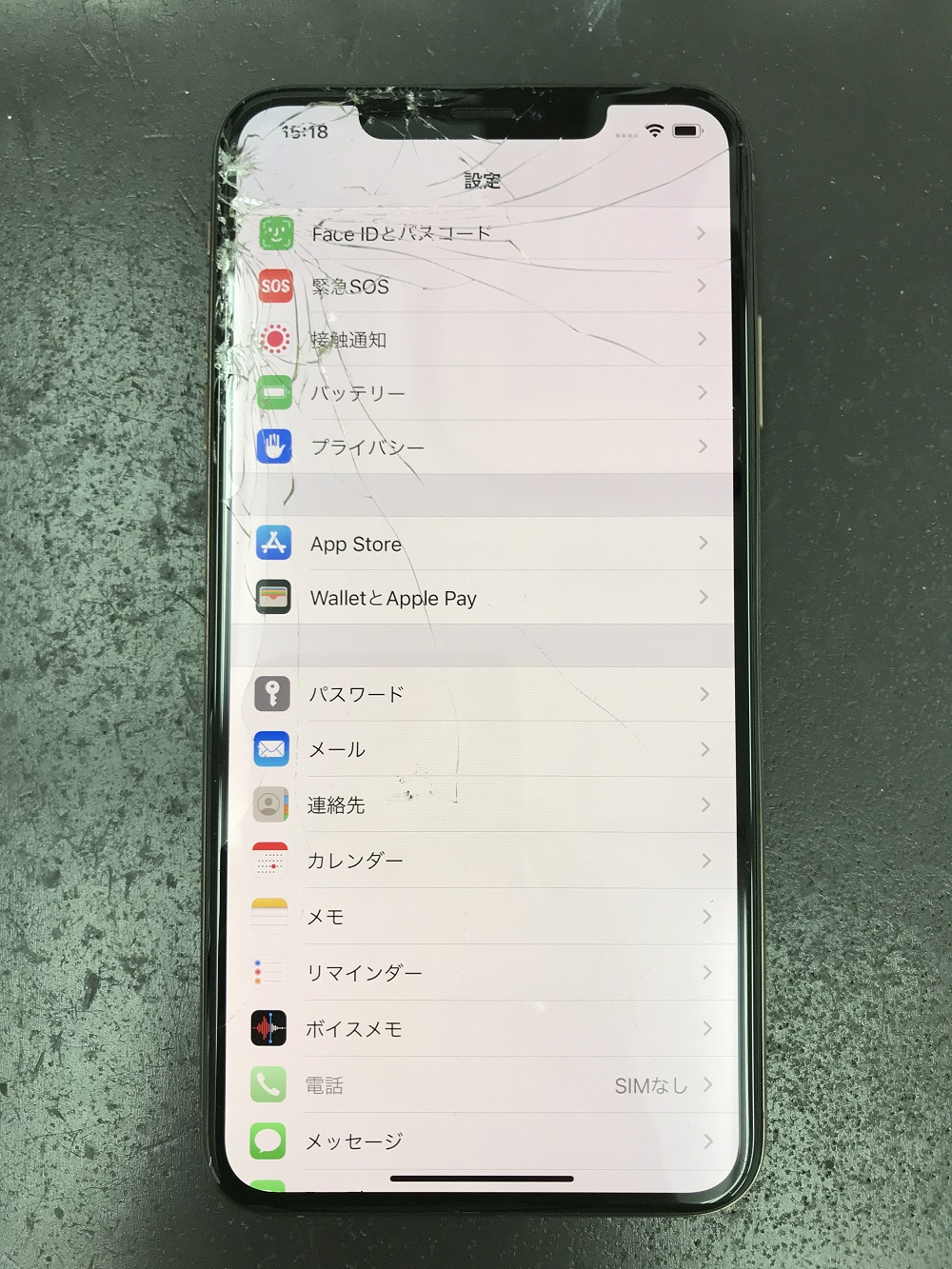 画面の上部が割れてからFaceIDが使えなくなってしまったアイフォン