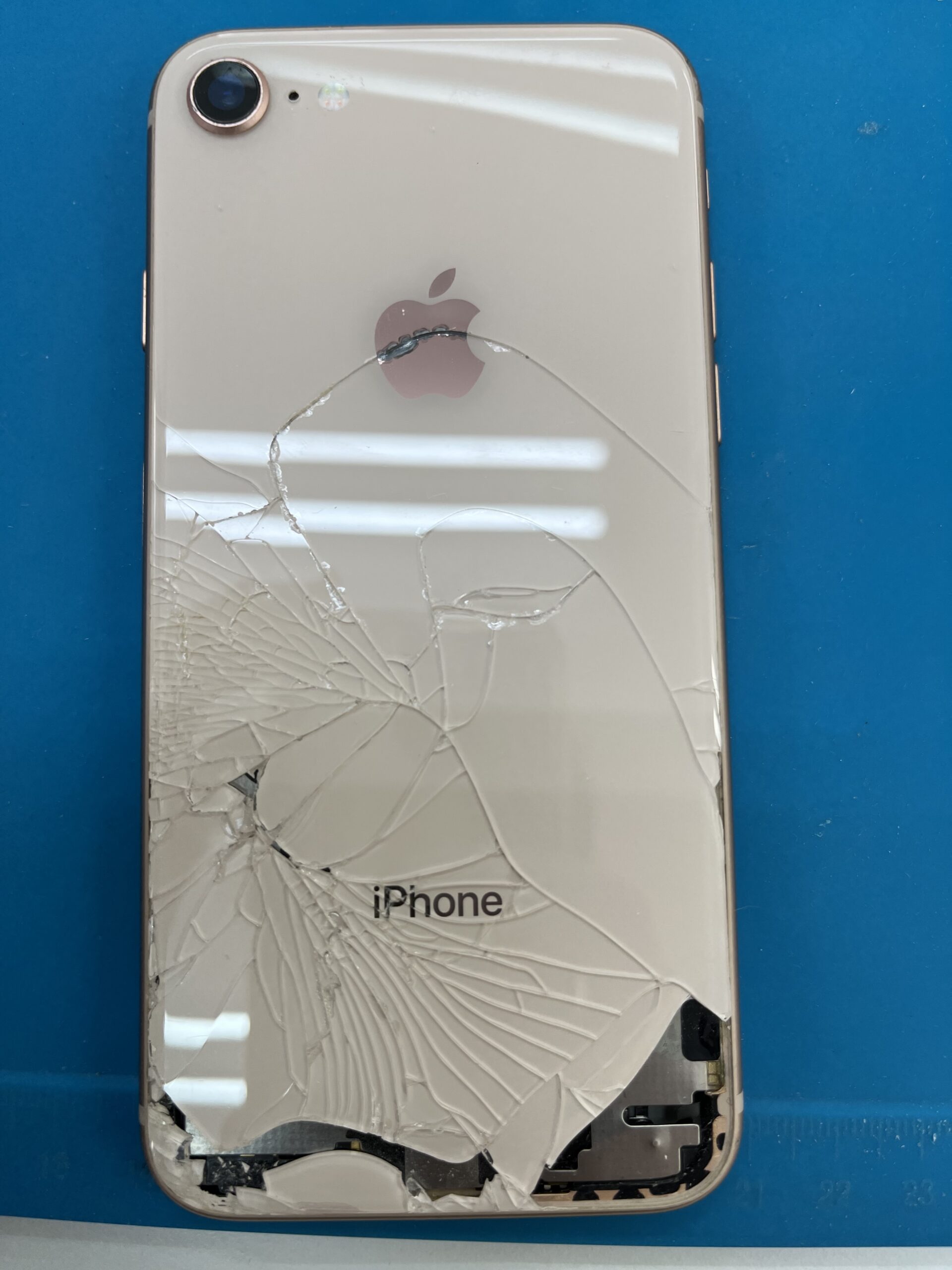 iPhone8背面ガラス修理!割れてしまっても綺麗になります! – iPhone修理