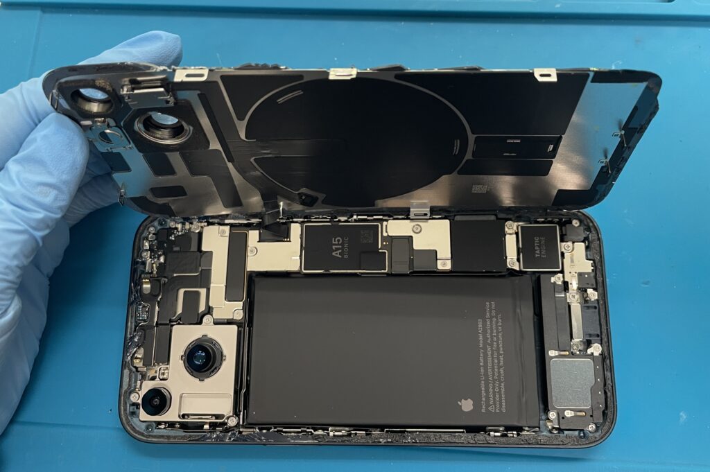 iPhone14背面ガラス割れ即日修理をしました!在庫があればその日のうち