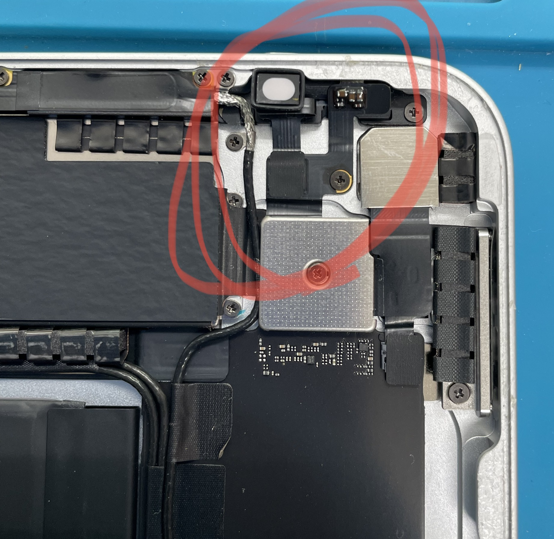 iPadAir(第4世代)の電源ボタンが陥没!ずっと押している反応になる!札幌