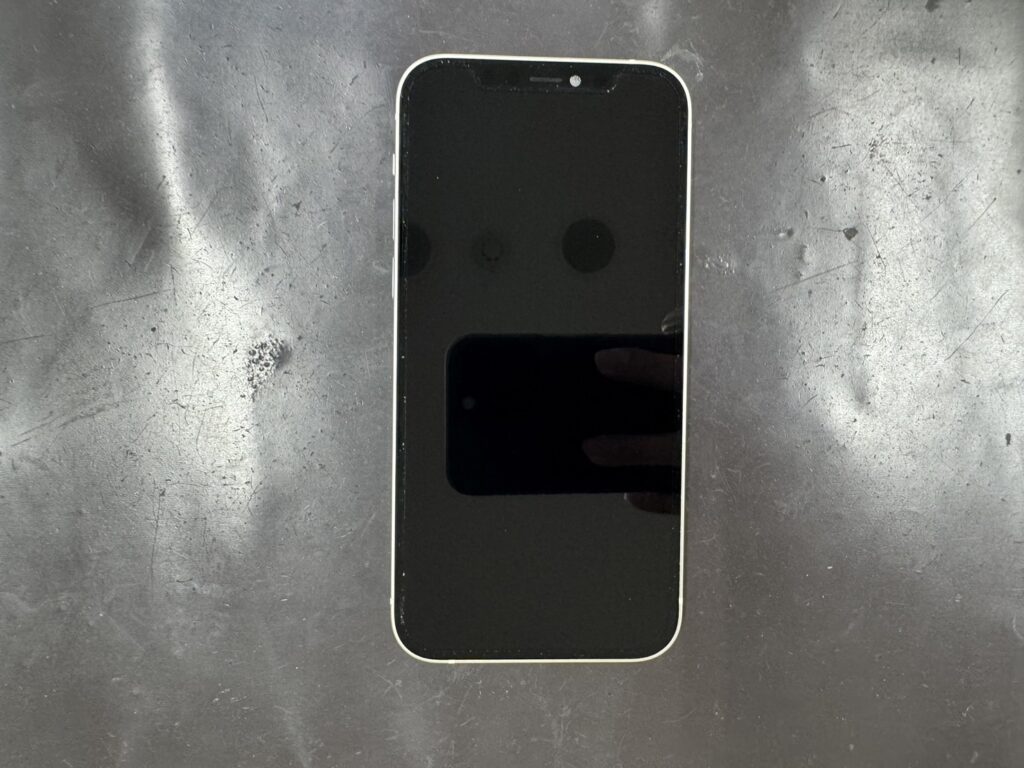 画面が映らない！？どうしよう…～iPhone12ブラックアウト修理編