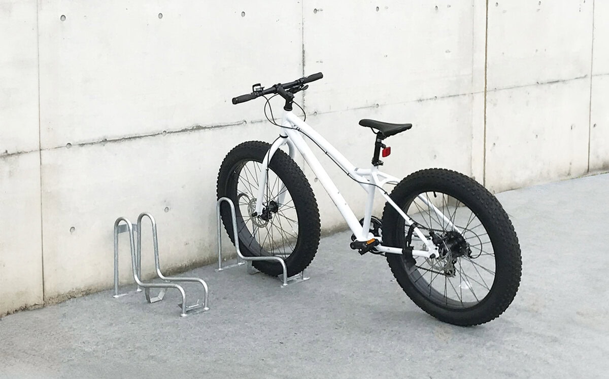 ファットバイク専用の駐輪スタンドが便利」幅10～12cmの極太タイヤ