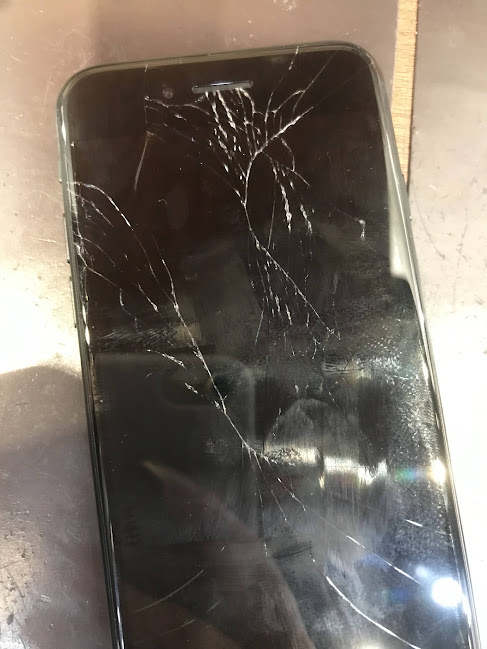 アイフォンSE第3世代の画面が割れたらどうする？ | iPhone修理・iPad