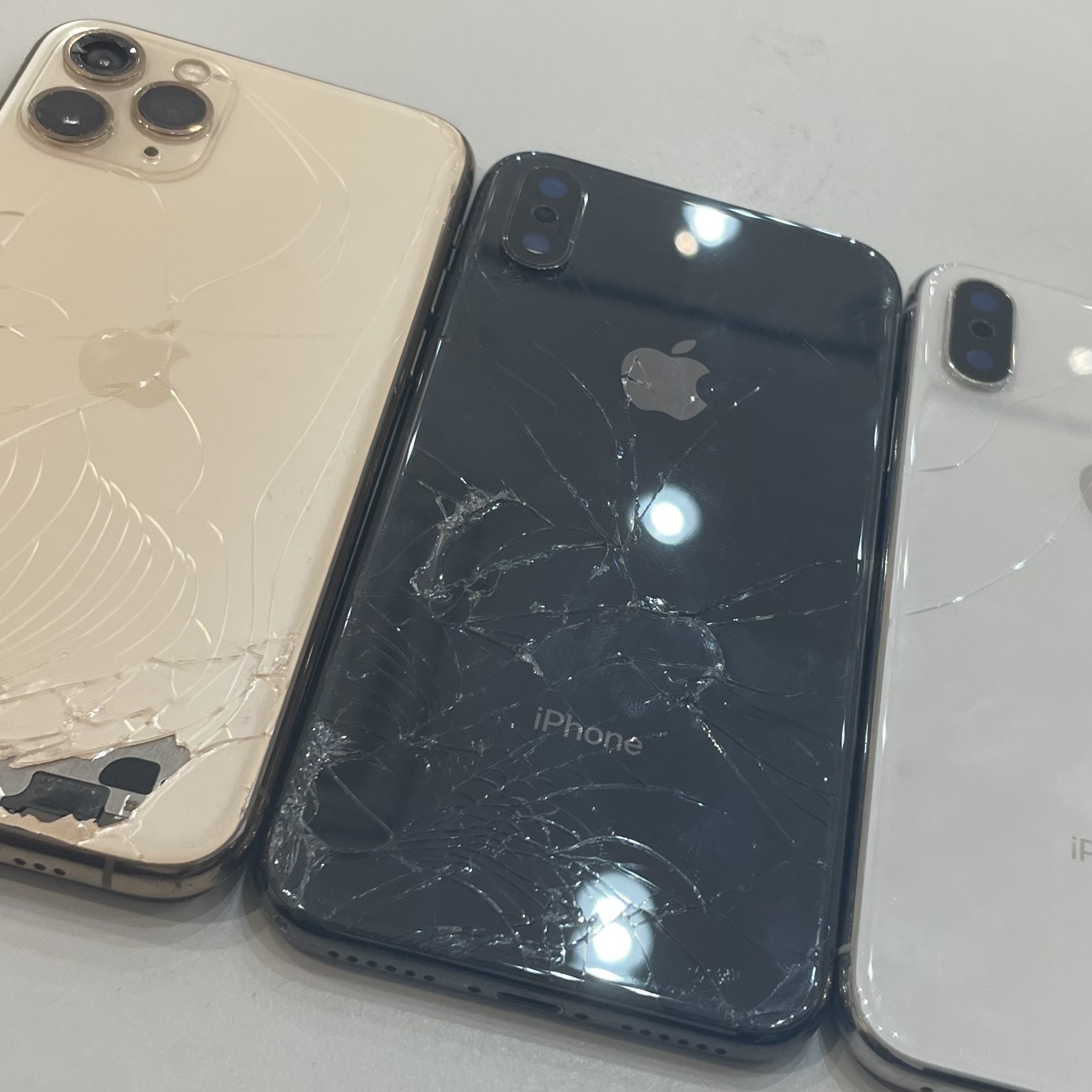 背面が割れたiPhone！そのままにする危険性と修理について！