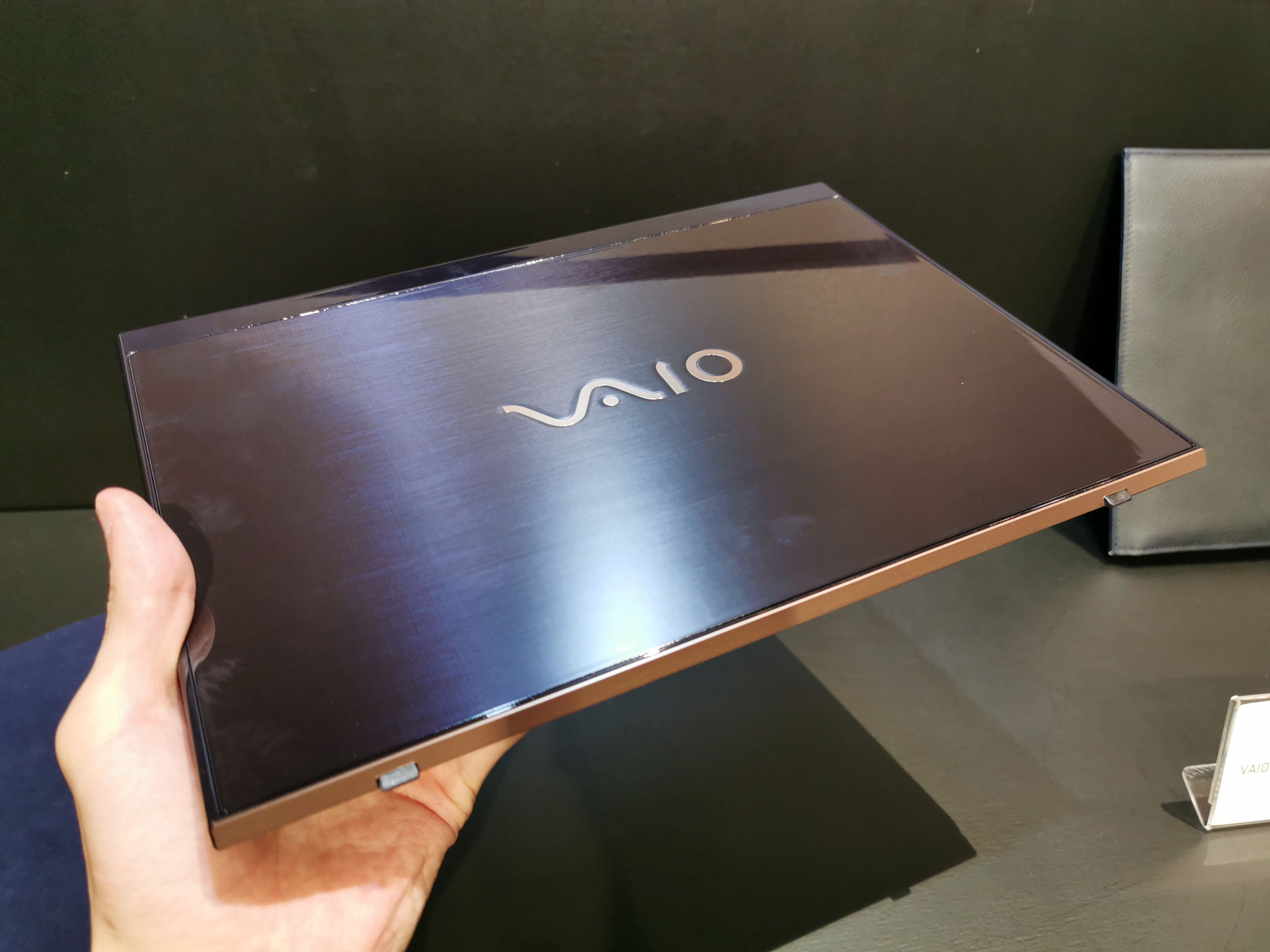 完全掟(おきて)破りの「勝色特別仕様」。VAIO独立5周年記念で数量限定