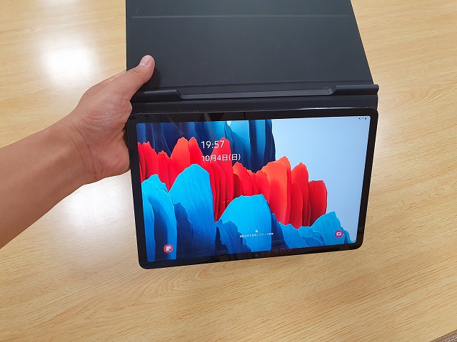 神機「Galaxy Tab S7」の相棒。おしゃれな「Book Cover」レビュー