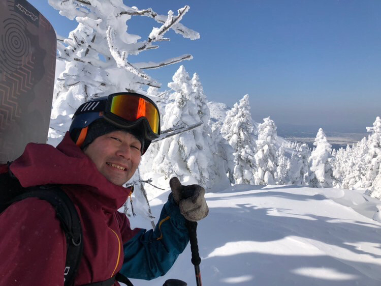 面ツルパウダーにドロップイン！スノースクートで晴天八甲田山バック