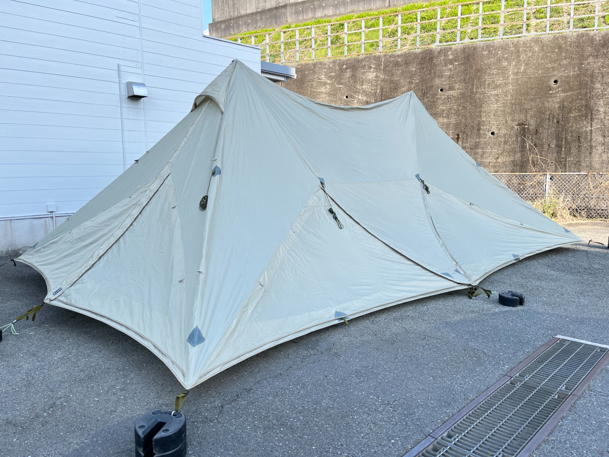 変幻自在の2ポールシェルター『鎌倉天幕「ハイドアウト02」』入荷